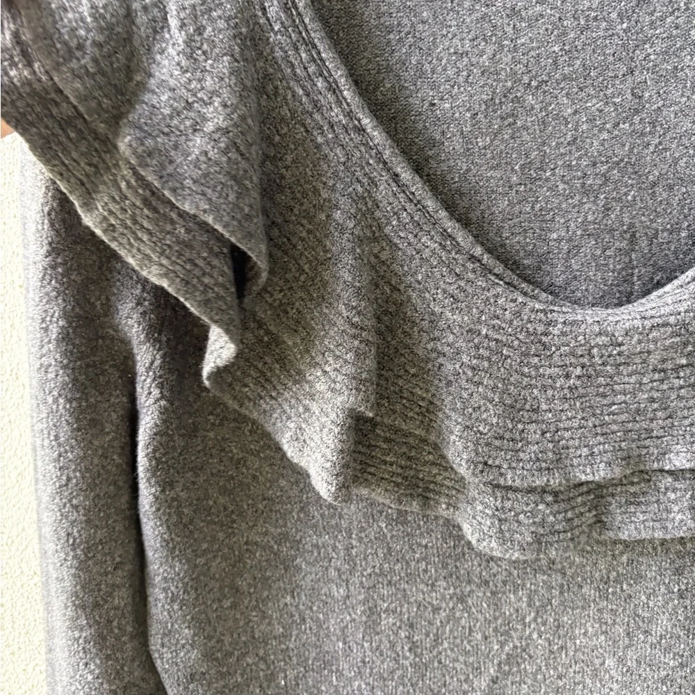 White House Black Market Ruffled Large Collar Sweater Size‎ M Gray Long Sleeve
